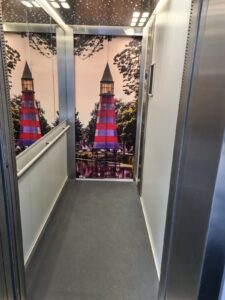 Lift met uitzicht print op liftdeuren Lift met uitzicht print op liftdeuren