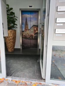 Deuren lift met bestickering uitzicht MetroXL Deuren lift met bestickering uitzicht MetroXL