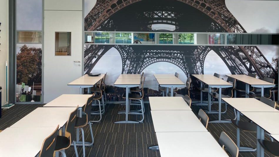 Franse les onder de Eiffeltoren Mollercolege | MetroXL
