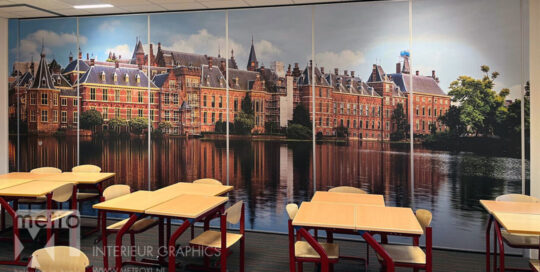 wandbestickering systeemwand klaslokaal maatschappijleer dr. mollercollege door MetroXL