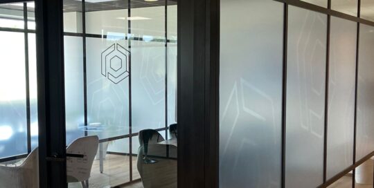 raamfolie privacy spreekkamers door MetroXL