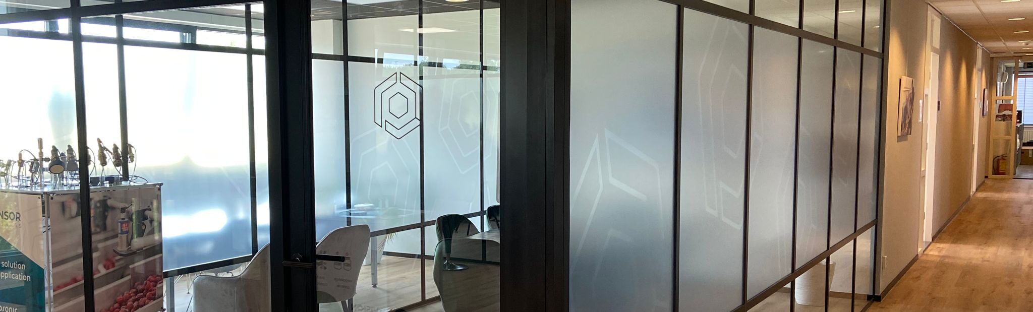 raamfolie privacy spreekkamers door MetroXL
