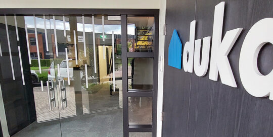 herkenbare signing voor duka