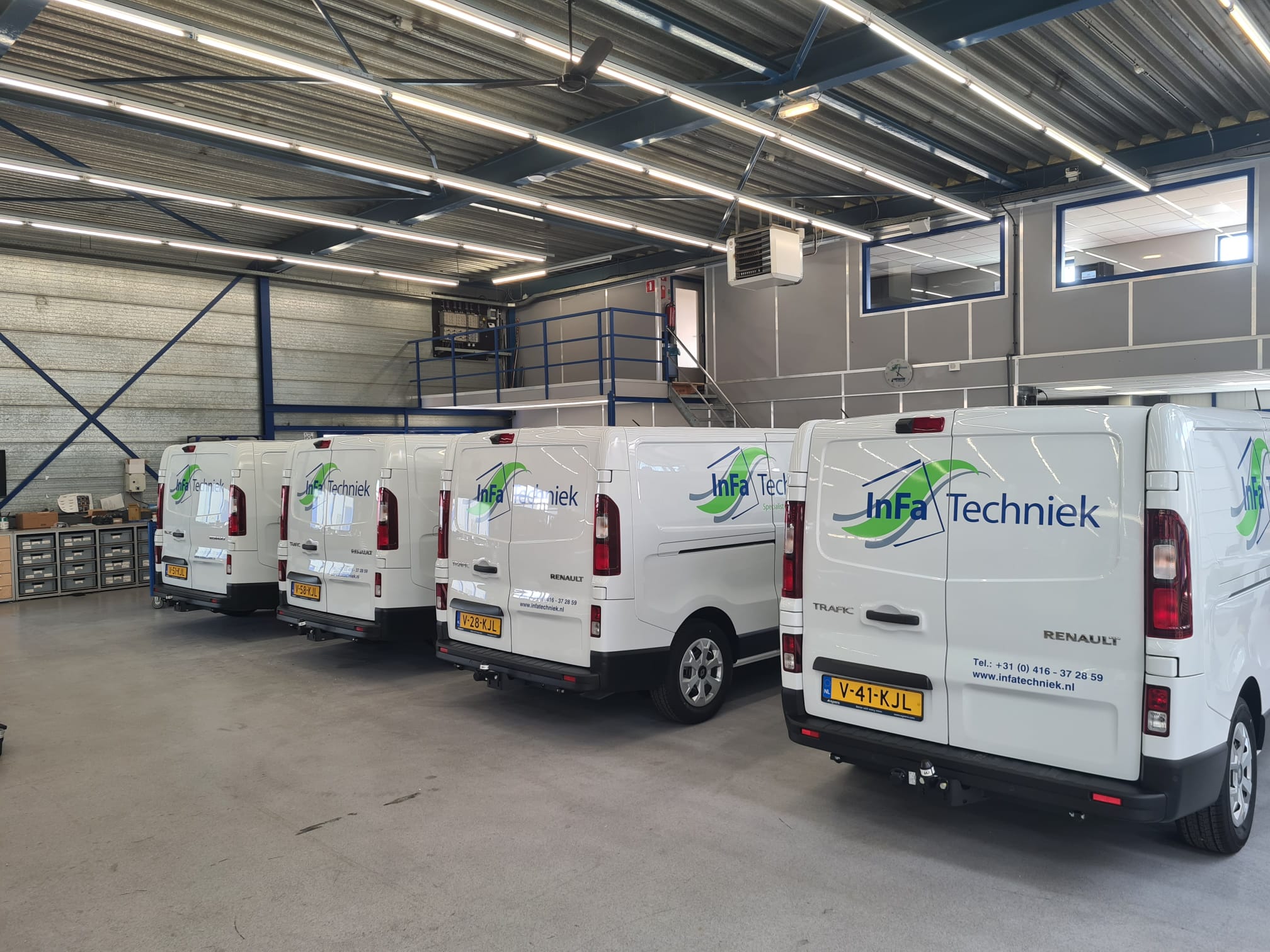 nieuwe bussen voorzien van belettering door MetroXL