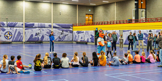 Pulastic Soundwall verbetert de akoestiek in sportlocaties in Groningen met stillere, veiligere en visueel sterke sportzalen