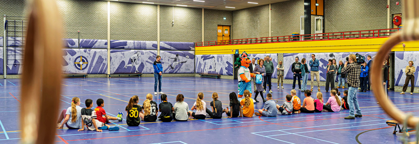 Pulastic Soundwall verbetert de akoestiek in sportlocaties in Groningen met stillere, veiligere en visueel sterke sportzalen