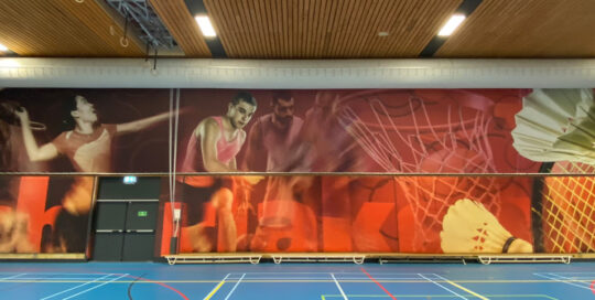 Sporthal Scharlakenhof met akoestische wand en doorlopende visuals voor rust en beleving.