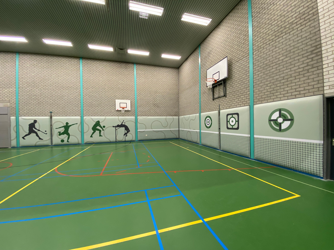 Sportzaal Penta CVO Spijkenisse met akoestische wanden en speelse sportelementen.